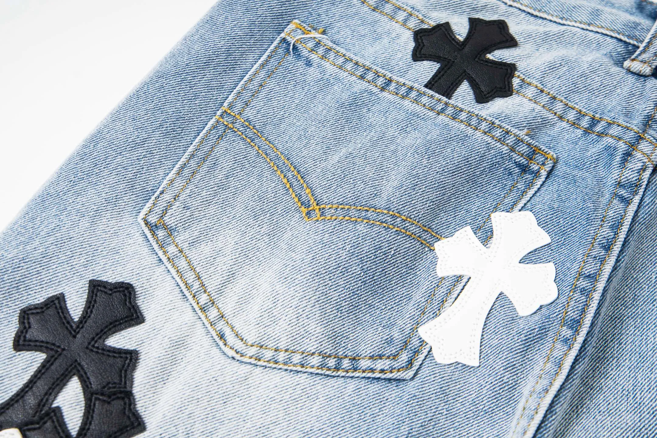 P240 Chrome Hearts light blue, black and white multi-quick leather couple jeans are a hot item this season and are sought after by countless celebrities and fashionistas. The neat details of the cutting process add color to the playful fashion! The neat and meticulous design, and the well-fitting structure is unique. The upper body not only has outstanding recognition, but also looks younger and younger. A style with the ultimate wearing meaning and performance, gorgeous color matching, and the craftsmanship of this style is also extremely extraordinary. After the finished product is washed, it is disassembled and hand-made with sheepskin cross leather and then spliced ​​together to complete. The whole piece has too many craftsmanship to describe. It is decorated with patchwork cross flowers and high-waisted washed jeans! ! Absolutely high-end luxury product, a god-level single product, a super popular product, made by top heavy industry, a magic weapon that cannot be missed. Style number: 1830# Size: 28 30 32 34 36 Color: light blue